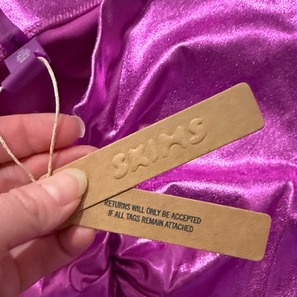 SKIMS NWT Metallic Swim V Waist Cropped Pants in Dragonfruit - Picture 4 of 13